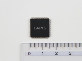 ラピスセミコンダクタが開発した32ビットマイクロコントローラ「ML630Q464/466」。データロガーに必要な主要機能と、温度・湿度･加速度などのデータ取得、データ表示、取得データのPDFファイル生成機能を業界で初めて1チップ化した製品だ。