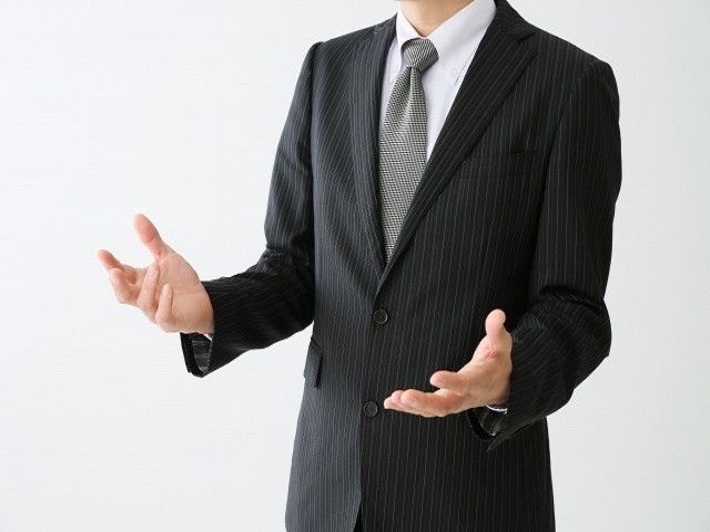 博報堂は、襟に装着するタイプのマイクデバイスおよびスマホアプリで構成される英会話学習ツール「ELI」のプロトタイプを開発した