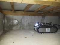 積水ハウスのロボット式防蟻(ぼうぎ)再施工システム「スプロボ」。作業員が室内や床下に入らなくても、遠隔操作で、より安全確実に防蟻施工ができる。