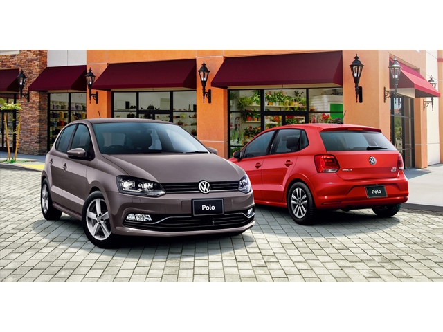 写真左が上級グレードの「Polo TSI Highline Meister」、新色のボディカラー「ペッパーグレーメタリック」で価格268.9万円、もう一台が「Polo TSI Comfortline Meister」で価格244.9万円