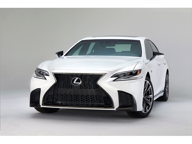 NYオートショーでワールドプレミアした「LS500 “F SPORT”」、低重心で流麗なフォルムに、F SPORT独自のスピンドルグリルなどを組み合わせ、スパルタンでありながら精緻につくり込まれたデザイン