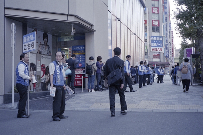 ソフマップ秋葉原本館（手前）。（写真：<a href="https://www.flickr.com/photos/fukapon/8130374952/">Ryo FUKAsawa／flickr</a>）