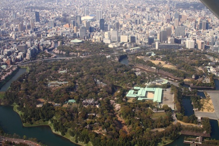 上空から見た皇居。ちなみに、今後どうなるのかは未定であるが、古くは上皇の居所は仙洞御所と呼ばれていた。