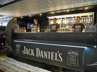 移動式トレーラーのJACK BARでは、ジャックダニエル、同ハニーを使った「ジャックソーダ」などのドリンクがワンコイン(税込み500円)で飲める