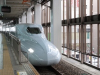 JR九州が上場後初の決算として2017年3月期決算を発表。当期純利益447億円と過去最高利益を達成した。人口減少社会の日本で、「ななつ星」を始めとするユニーク鉄道事業と関連事業で成長を志向するJR九州の挑戦及び業績は、今後も注目を浴びると考えられる。