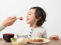 ベビカムの調査によると、赤ちゃんが好きな食材は「かぼちゃ」や「さつまいも」など。一方、嫌いなものは「肉」「魚」など。甘くて柔らかいものが食べやすいのが人気で、噛み切れないものが苦手だという傾向がある。
