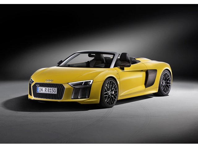 「Audi R8 Spyder」の油圧電動式のソフトトップは遮音性に優れたクロス製で重量は約44 kgで軽量。開閉に要する時間は約20秒。50km/h以下であれば走行中の操作も可能だ