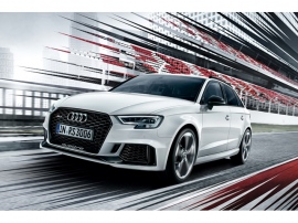 「RS 3 Sportback」は標準のA3に較べ、フロントトレッドは20mm、リヤトレッドは14mm広く、車高は25mm低い。ワイド&ローな迫力あるスタイルとなった。