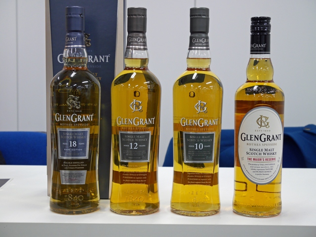 グレングラントは、既存の3ブランド「Major’s Reserve」「10年」「12年」に加えて「18年」(左端/約1万5000円)をラインアップする