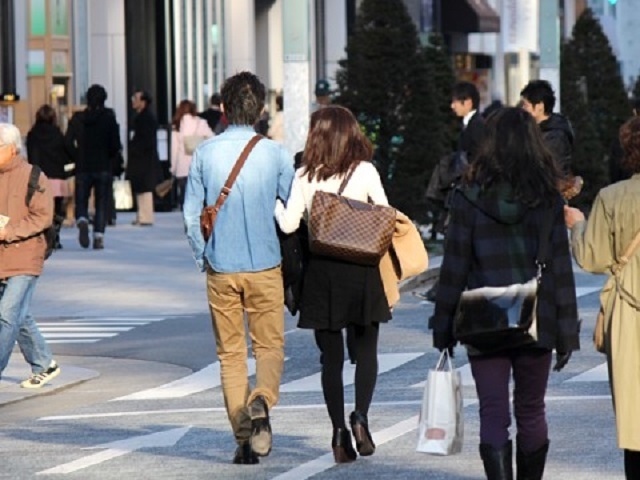 政府は「働き方改革」の一環として、2018年度に有給休暇の取得を本年度よりも3日増やす目標を掲げることで調整を進めている