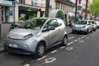 フランスの首都パリ、街角での電気自動車共有サービス「Autolib」の様子 (c) 123rf
