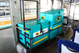 ヤマト運輸が全但バスの路線バス内に設置した荷台スペースの様子（写真: ヤマト運輸の発表資料より）