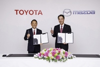 トヨタとマツダとの業務資本提携調印式(写真: トヨタ自動車の発表資料より)