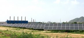 実証開始した太陽光発電を活用したマイクログリッドシステム。（写真：新エネルギー・産業技術総合開発機構発表資料より）