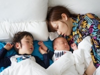 谷池雅子教授ら研究グループは、睡眠の専門家グループと保護者がスマホで双方向的にやり取りできる“幼児の眠りに特化したアプリ「ねんねナビ」”の開発に成功、自治体での睡眠啓発・指導に多大な力を発揮することが期待されている。