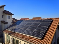 補助金が終了した2014年度を境に、太陽光発電システムは減少傾向にある