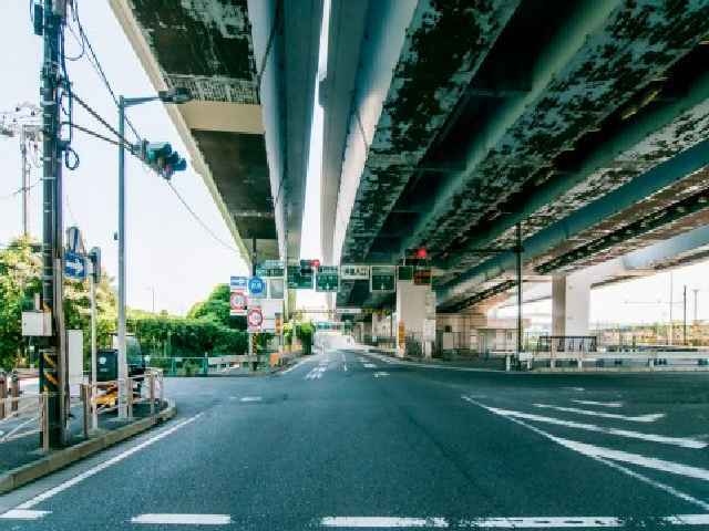 日本橋の上空を通過する首都高速道路を地下に移設する案が浮上している。まだ具体的な計画ではないが、もしもこれが実現すれば日本橋の空から高速道路がなくなり景観が復活するのではと期待が寄せられている。クリアすべき課題はまだまだ多いが、今後の動向に注目したい。