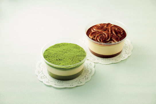 「「2 層仕立ての宇治抹茶ドゥーブルフロマージュ（左）」と「生チョコ仕立ての濃厚ティラミス（右）」（写真：セブンイレブンの発表資料より）