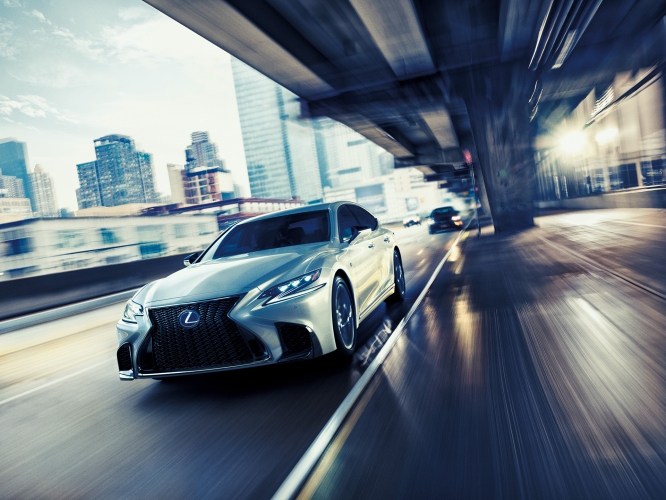 LEXUS LS500h “F SPORT” (ホワイトノーヴァガラスフレーク)