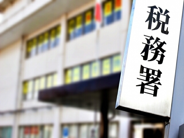 国税庁は18日、17年7月までの16年度分の申告法人所得額を公表。その総額は前年度比3%増の63兆5千億円で史上最高の額となった。しかし、16年度からの実効税率引き下げで申告税額は減少した。