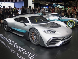 モーターショーの華は、やはりスーパースポーツ。今回、メルセデスAMGが公道のF1マシン「メルセデスAMG Project One」を披露した。世界限定275台、価格3億円超だ。が、既に完売