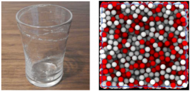 普通のガラス製品（左）と、コンピュータシミュレーションによって計算されたガラス分子の不規則な配列。（画像：東京大学発表資料より）