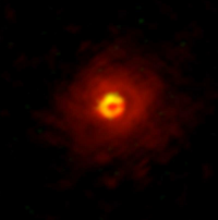 アルマ望遠鏡が捉えたうみがめ座Ｗ星の周りのAlO分子とSiO分子の分布。赤は星とその周囲のSiOが放つ電波、黄色はAlO。（画像：京都大学発表資料より）