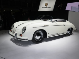 「356」はポルシェの名を冠した最初の量産スポーツモデル。フォルクスワーゲンの量産部品を多用した小型スポーツだが、ブレーキシステムだけはポルシェ・オリジナルだった。写真は先般の東京モーターショーでポルシェ・ブースに展示された「356スポードスター」