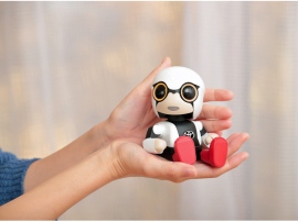 「KIROBO mini」、全国のトヨタ・ディーラーでの販売。価格は3万9800円(消費税別)、オプションのキャリアケースが5950円(同)だ。若いファミリー層のディーラーへの来店促進策か?