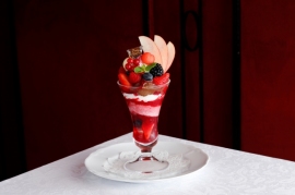 「クリスマス・ルージュパフェ」(写真: 資生堂パーラーの発表資料より)