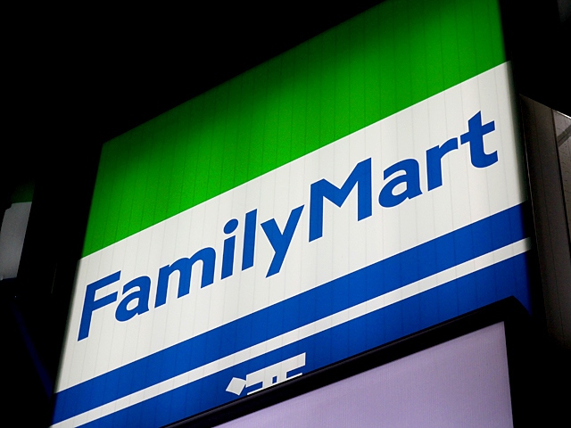 コンビニ大手のファミリーマートでは、書店と一体型の店舗を出店しているところも出てきた。この店舗では、およそ10万冊の書籍とともに通常のコンビニと同じ日用品や食品に加えてATMや宅配便といったサービスも受付けている。コンビニでの書籍の売上が下がっているからといって取扱をやめてしまうのではなく、書籍を取り扱う新たな形式といえるかもしれない。