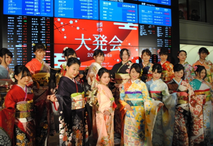 日経平均の前引けは２万３３２６円０６銭（５６１円１２銭高）、ＴＯＰＩＸは１８５３．０７ポイント（３５．５１ポイント高）、出来高概算（東証１部）は８億６１２万株。