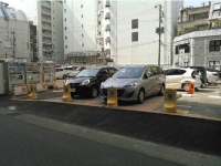 小田原第2駐車場に並ぶ「タイムズカープラス」の車両。（画像：小田急電鉄発表資料より）