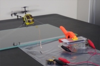 リチウム空気電池によるおもちゃのヘリコプターの動作実証実験（写真1：ソフトバンクの発表資料より）