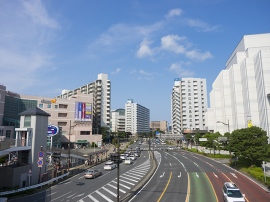 事故防止対策用道路塗装の効果が絶大であることが分かった。各地で導入されている道路舗装の最新技術には、滑りにくい赤い舗装や反射力の高いビーズを入れた白線などが開発されてきた。