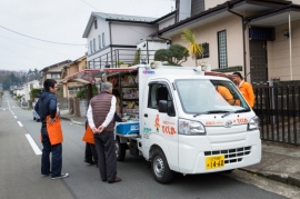 とくし丸の販売風景（オイシックスドット大地発表資料より）