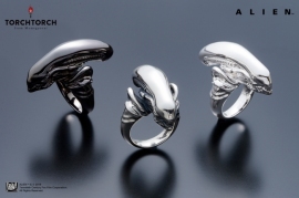 TORCH TORCH/ ALIEN "BIG CHAP" PLATINUM RING。（画像:豆魚雷発表資料より）