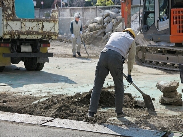 国土交通省は9日、建設業許可業者の現況(3月末現在)を発表した。3月末現在の建設業許可業者数は46万4889業者で、前年同月比565 業者(0.1%)の減少。ピーク時の2000年度末と比べ13万6091業者(22.6%)の減少。