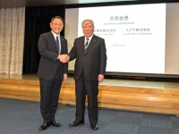 2016年10月12日、トヨタ自動車の社長である豊田章男氏とスズキ自動車の会長・鈴木修氏が「協力関係の構築に向けた検討を開始する」と共同記者会見を開いた際のショット