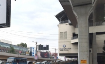 ハイデラバード市の地下鉄駅前の風景。(画像: トヨタ自動車の発表資料より)