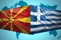 マケドニア（左）とギリシャの国旗。