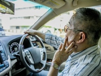 シニアコムが「高齢者の自動車運転」に関するアンケート調査を実施。50歳以上のシニアの運転免許証の所有率は77.1%。免許証の返納を考えている割合は36.6%。返納時期は75歳以上85歳未満が全体の6割。