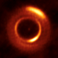 「アルマ望遠鏡で撮影されたMWC758の星の周りを回る塵の円盤」（Credit: ALMA (ESO/NAOJ/NRAO), Dong et al.）