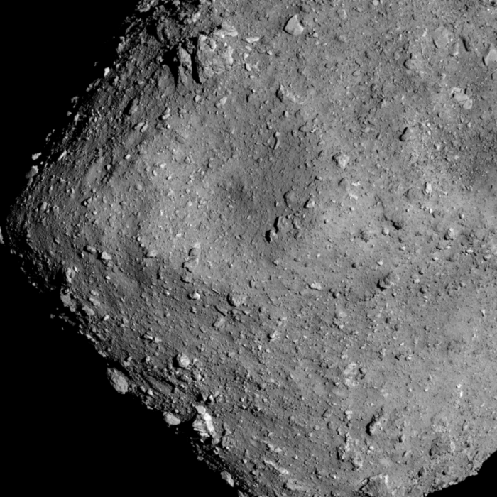 高度6キロメートルから撮影したリュウグウ。2018年7月20日16:00頃（日本時間）（C）JAXA、東大など