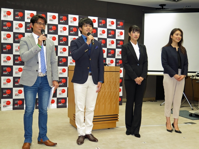 「WRC招致応援団」の4名のメンバー、左からフリーアナウンサーの安東弘樹さん、プロスケーターの小塚崇彦さん、SKE48卒業生でコ・ドライバーとしてラリーに参戦している梅本まどかさん、J SPORTSのWRC速報ナビゲーターを務める栗田佳織さん