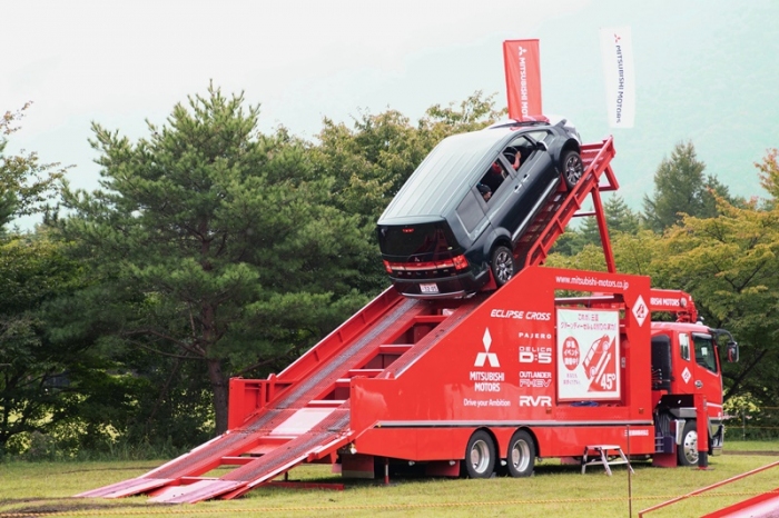 最大傾斜45度の急坂登坂走行。（画像: 三菱自動車工業）