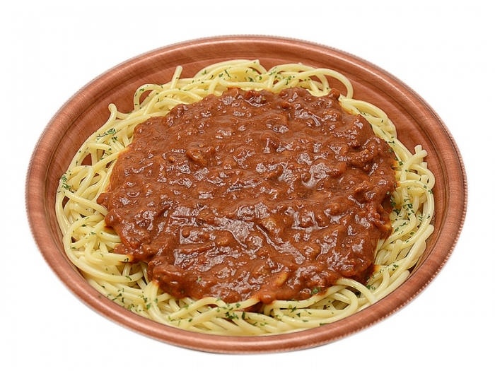 「じっくり煮込んだミートソースパスタ」（写真：セブンイレブンの発表資料より）