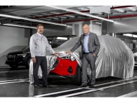 AUDI AG取締役のぺーター・ケスラー氏とアウディ ブリュッセルのパトリック・ダナウ氏が見守るなか、ミサノレッドに塗装された最初の生産車が、工場からラインオフ