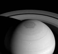 2014年4月2日カッシーニに搭載された広角カメラで撮影された土星の六角形と輪（C）NASA/JPL-Caltech/Space Science Institute