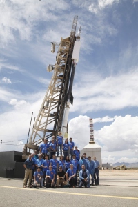 「打ち上げ前のFOXSI-3チームの集合写真。FOXSI-3が搭載された観測ロケットの前で撮影。」（c) NASA, FOXSI-3 team